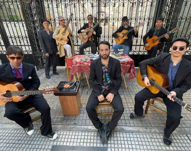 Guitarras de Una, un grupo nacido de un proyecto pedagógico que se juega por el pasado y el futuro del tango