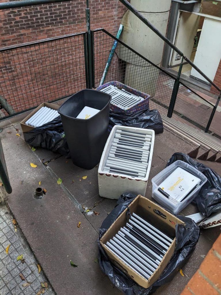 También desvalijaron la Primaria N° 15 de Coghlan: vaciaron los racks y se llevaron 140 tablets 2 primaria