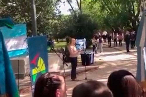 La justicia ordenó proteger a una docente abucheada por militares