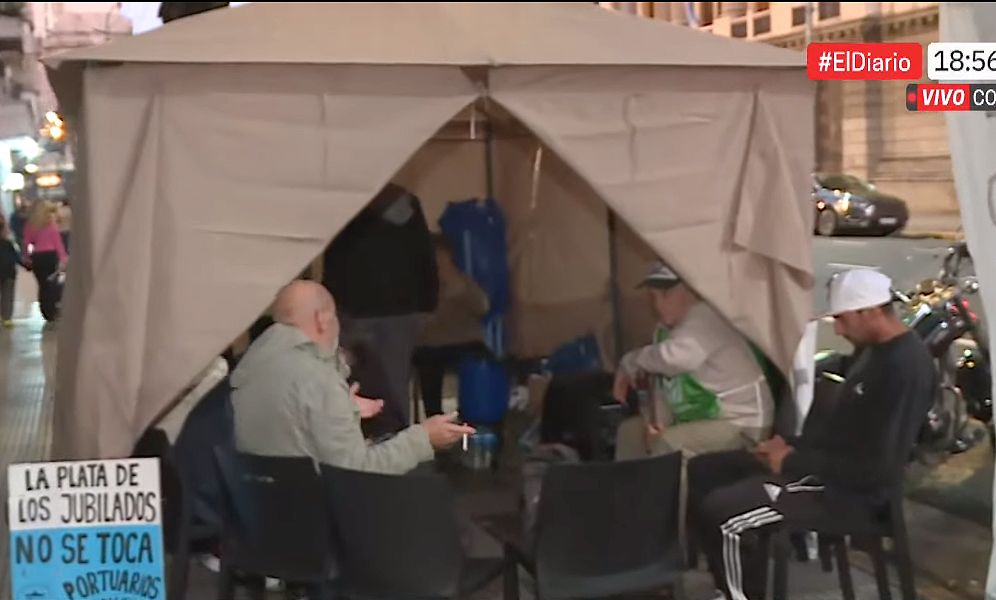 Después de la marcha de los miércoles, jubilados decidieron pasar la noche frente al Congreso