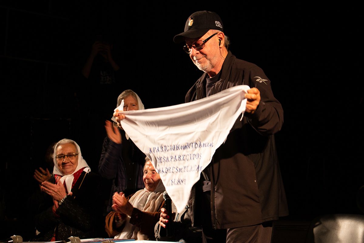 León Gieco recibió el pañuelo blanco de las Madres de Plaza de Mayo