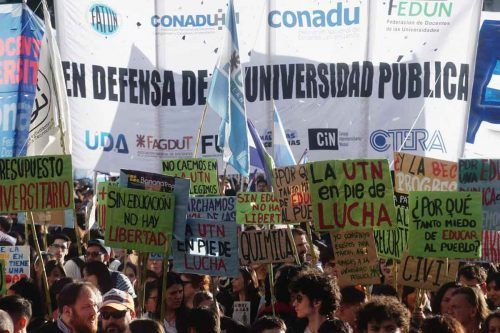 La marcha universitaria también defendió el derecho a la educación pública en contexto de encierro