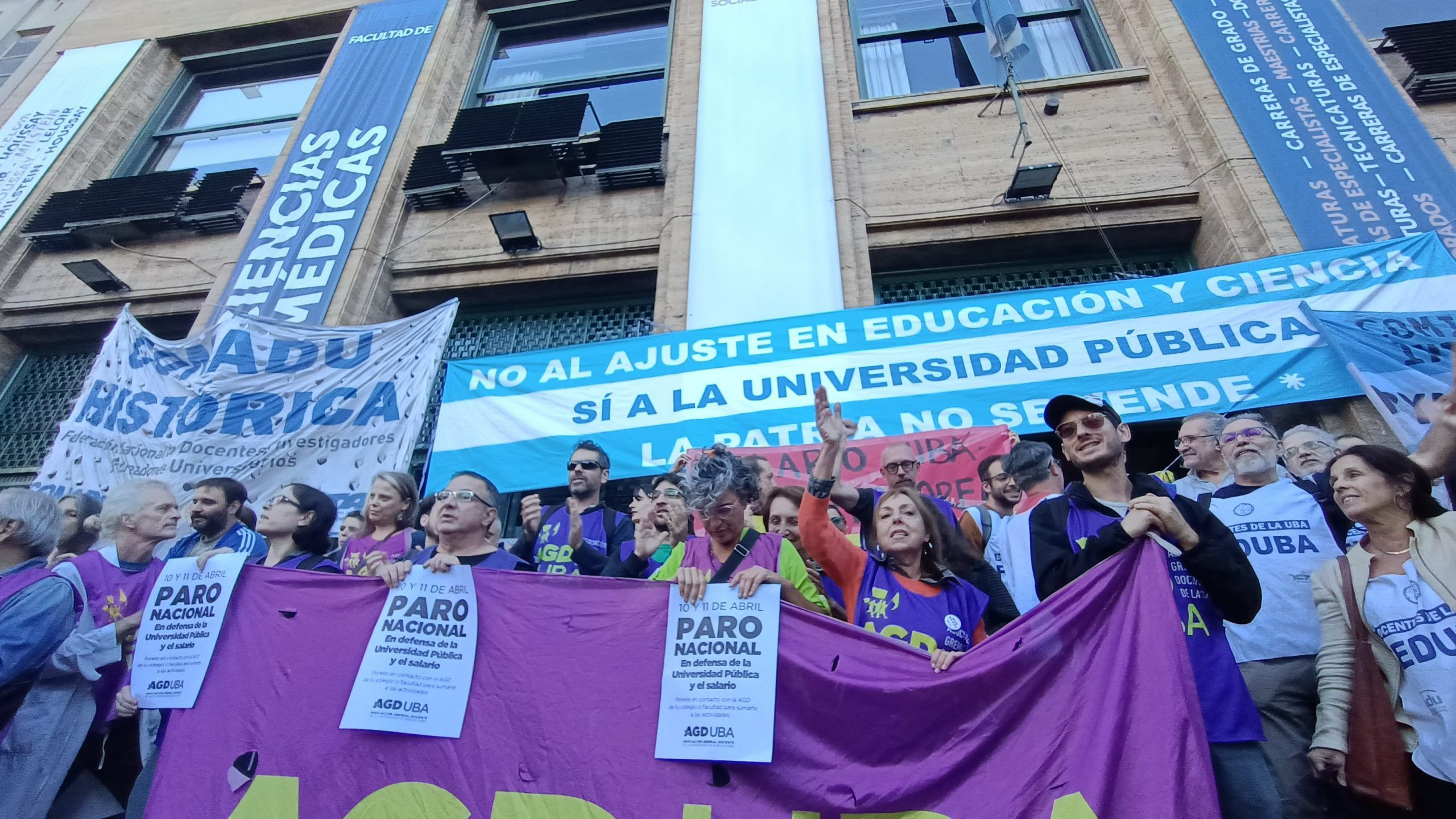 Multitudinario banderazo en defensa de la Ciencia y la universidad pública