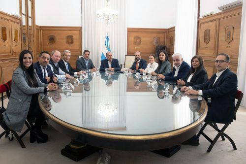 El gobierno se reunió con otro bloque «dialoguista»: obra pública y tabaco siguen siendo puntos de fricción
