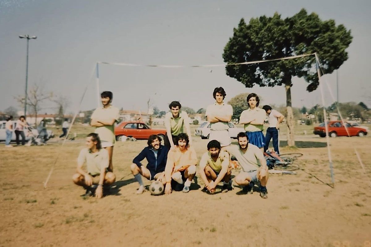 Una pelota Pulpito, un pan y queso para elegir los equipos y el picado de cada tarde en la vereda