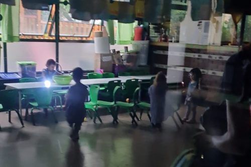 Hace un mes que dos escuelas porteñas no tienen luz: las maestras dan clases con una linterna
