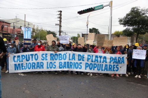 Trabajadores de cooperativas se manifestaron frente al country en el que vive Luis Caputo
