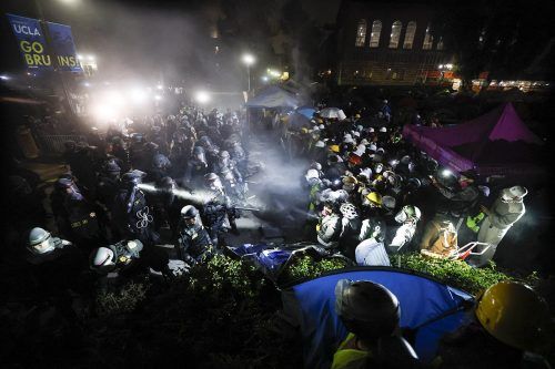 EE.UU.: la Policía desaloja a estudiantes de la Universidad de California que protestan contra el genocidio en Gaza