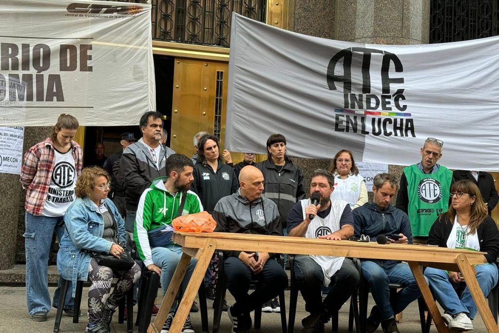 Trabajadores del INDEC protestaron en el Palacio de Hacienda contra la precarización y el atraso salarial 1 Trabajadores del INDEC protestaron en el Palacio de Hacienda contra la precarización y el atraso salarial