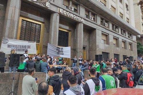 Trabajadores del INDEC protestaron en el Palacio de Hacienda contra la precarización y el atraso salarial