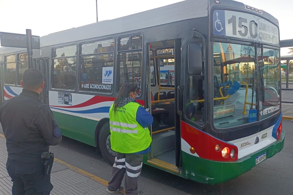 El gobierno dice que hay más de 2300 unidades de colectivos en la calle: «Casi el 40% de un día normal»