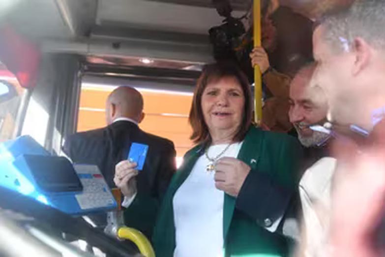 El papelón de Patricia Bullrich: quiso tomar un colectivo para denostar el paro con una SUBE sin saldo