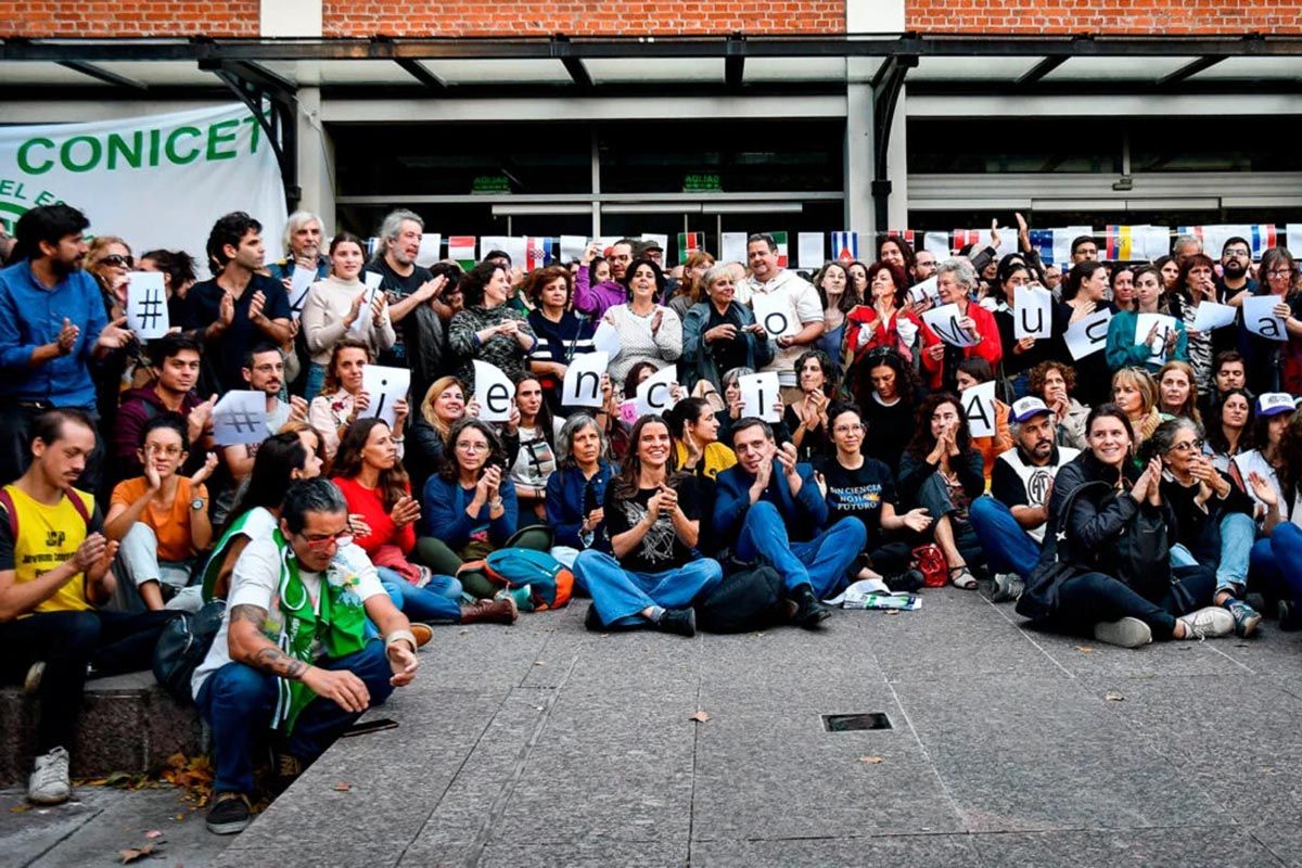 Científicos desmienten al presidente del Conicet y aseguran que la ciencia argentina está “afectada dramáticamente”