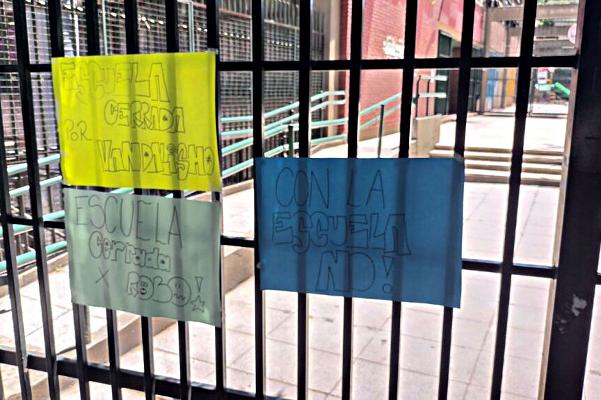«Estamos cansadas de los robos»: familias abrazan a una escuela porteña que fue asaltada cinco veces este año