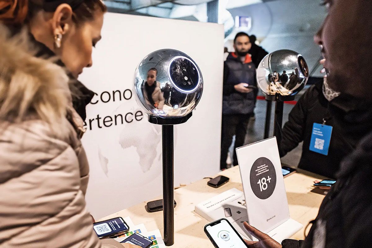 «Ya sos un humano verificado»: el escaneo de iris en el Abasto