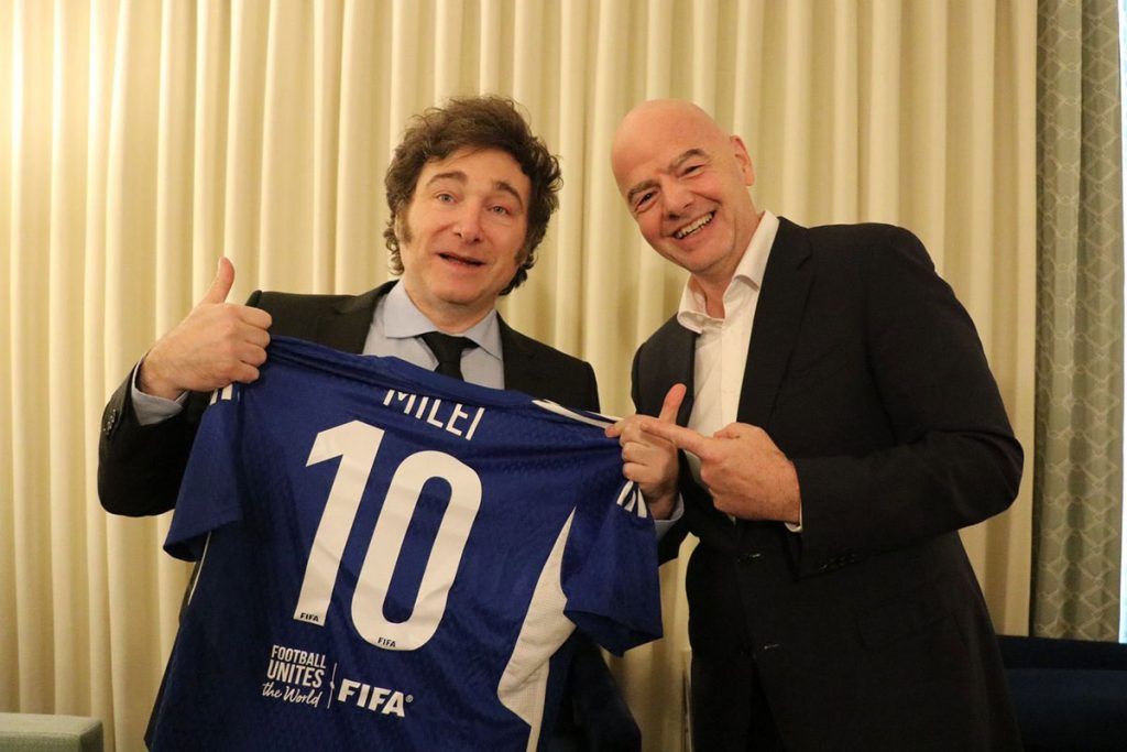 Milei quiere viajar al sorteo del Mundial 2026 para tener otra foto con Trump