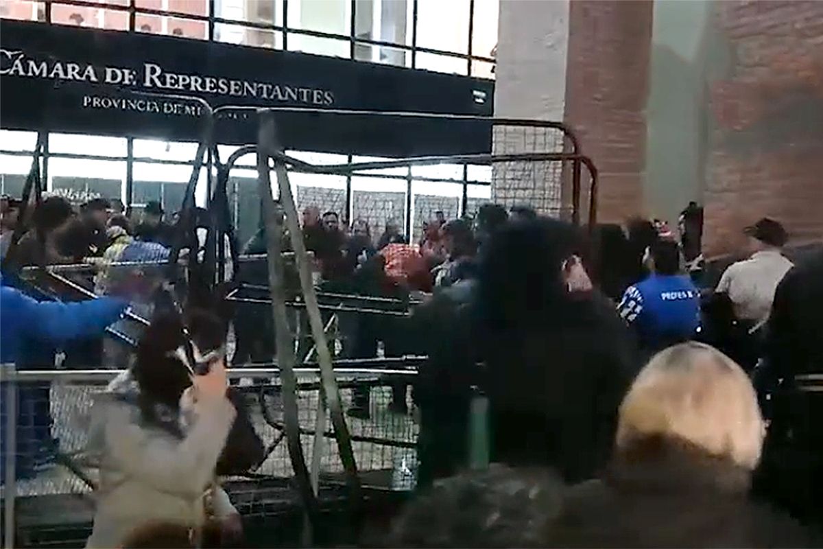 Misiones: docentes reclamaron en la Legislatura y en la casa del gobernador y fueron reprimidos con gas pimienta