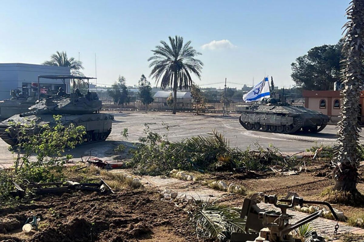 Israel despliega tanques en Rafah, toma el paso fronterizo y prohíbe el ingreso de ayuda humanitaria