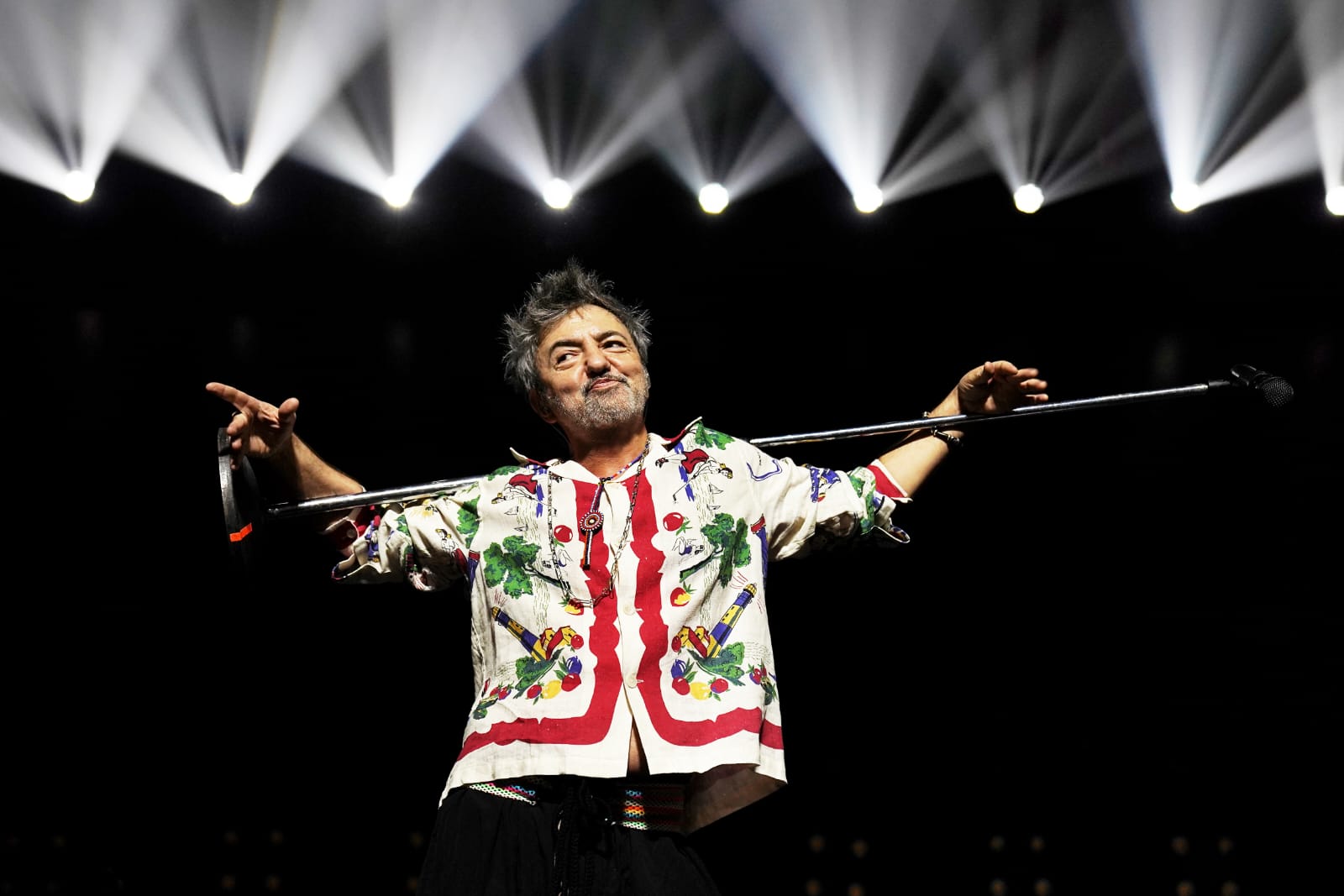 Babasónicos volvió al Movistar Arena a puro brillo, sensualidad y sorpresas