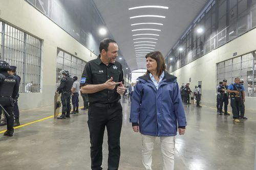 Visita académica de Bullrich en El Salvador: recorrió institutos de seguridad y centros de confinamiento