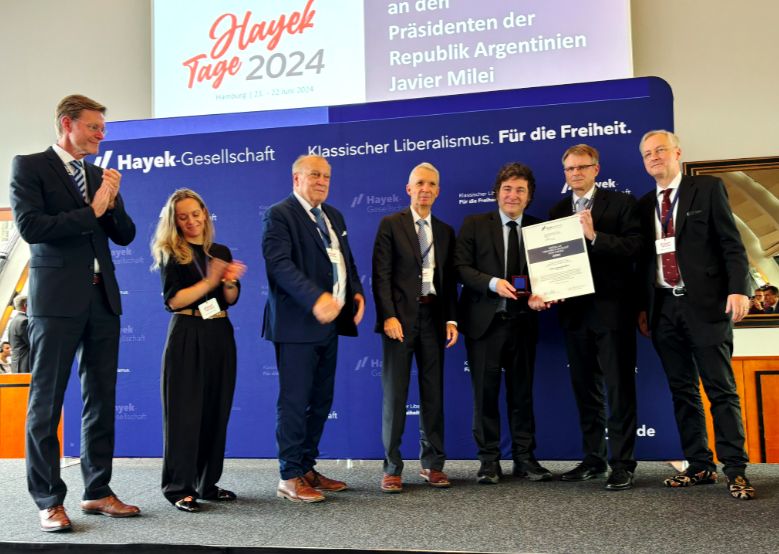 Milei llegó a Alemania en medio de protestas: recibió una distinción en Hamburgo y luego viaja a Berlín