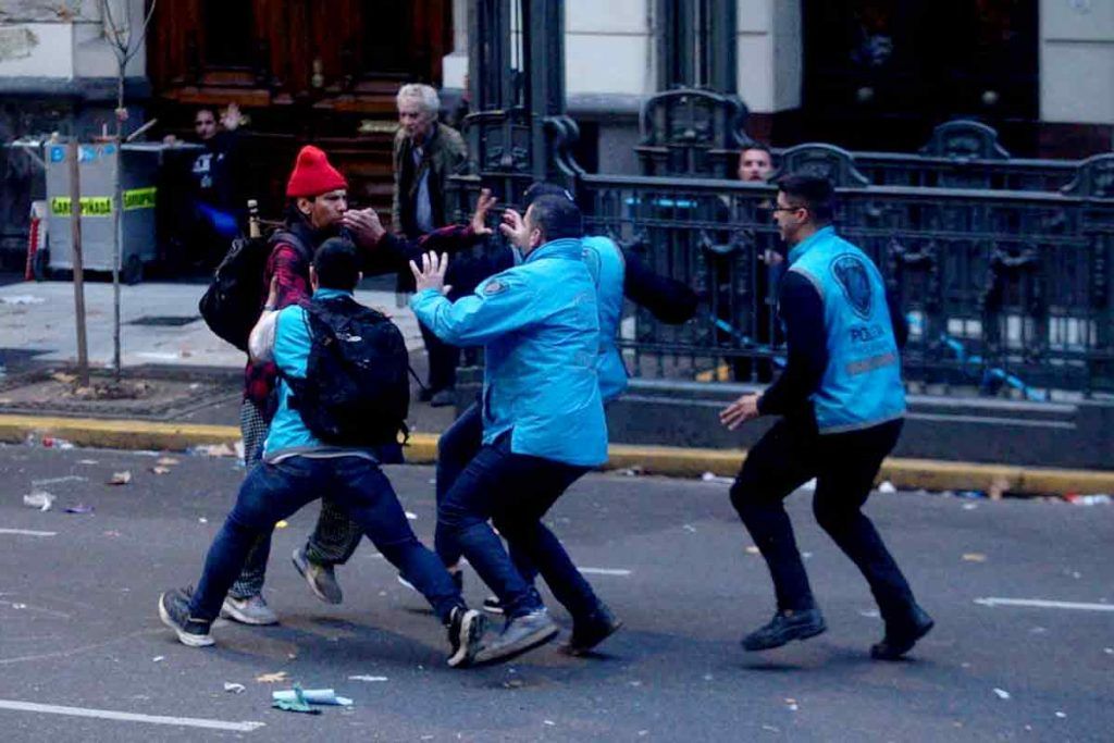 Persecución y criminalización de la protesta: la Legislatura aprobó la Ley de Reiterancia de Jorge Macri 1 Persecución y criminalización de la protesta: la Legislatura aprobó la Ley de Reiterancia de Jorge Macri