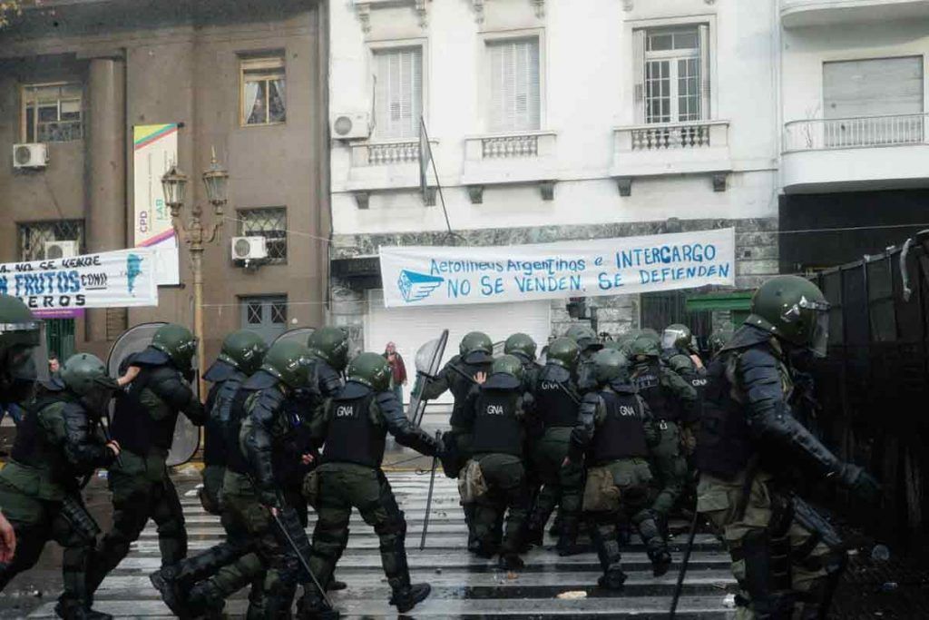 El cuchillo sobre la cabeza