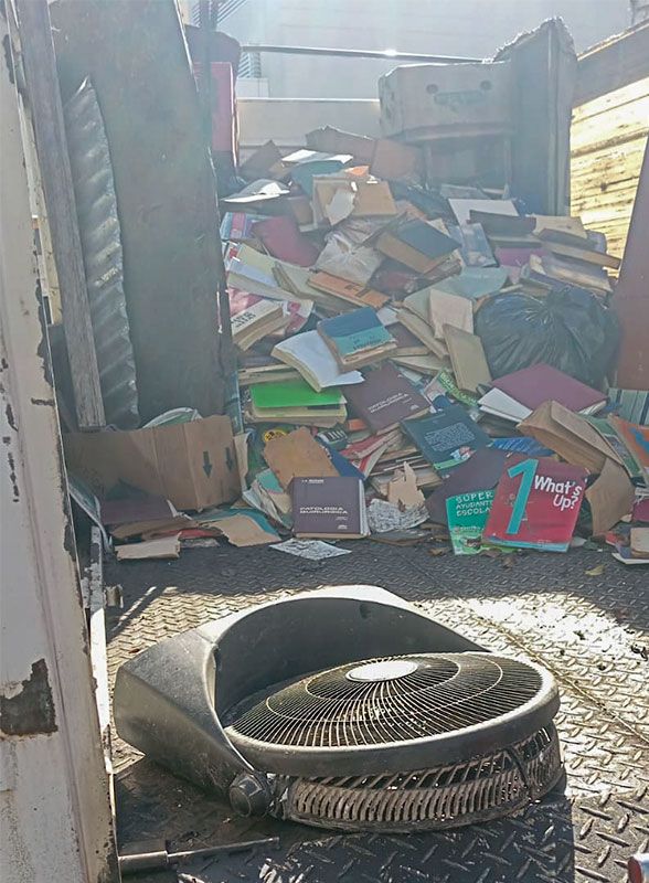 Por la llegada de Milei, en Tucumán buscan desalojar una feria de libros usados para despejar la esquina de la Casa Histórica 3 Por la llegada de Milei, en Tucumán buscan desalojar una feria de libros usados para despejar la esquina de la Casa Histórica