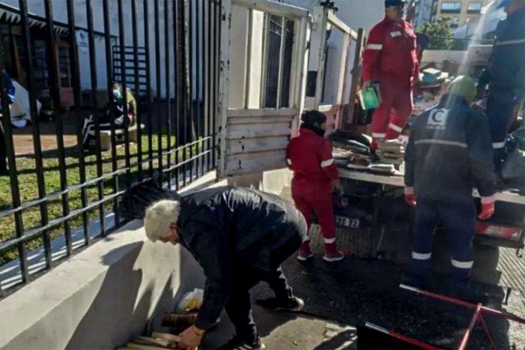 Por la llegada de Milei, en Tucumán buscan desalojar una feria de libros usados para despejar la esquina de la Casa Histórica 1 Por la llegada de Milei, en Tucumán buscan desalojar una feria de libros usados para despejar la esquina de la Casa Histórica