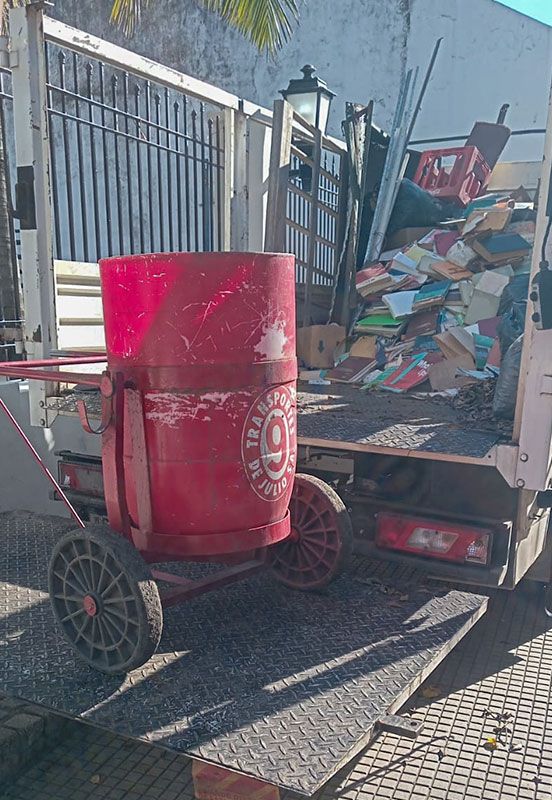 Por la llegada de Milei, en Tucumán buscan desalojar una feria de libros usados para despejar la esquina de la Casa Histórica 2 Por la llegada de Milei, en Tucumán buscan desalojar una feria de libros usados para despejar la esquina de la Casa Histórica