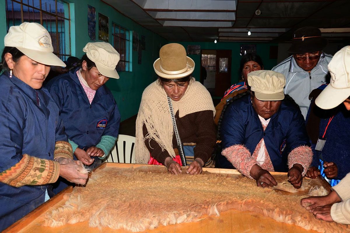 Robos de diseños y manufactura de las top de la moda: denuncias de Rumania y campesinos peruanos