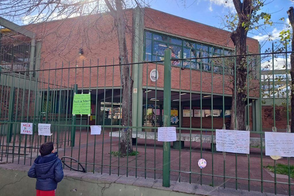 Robaron otra escuela pública porteña: se llevaron la leche y hasta las galletitas de los chicos 1 Robaron otra escuela pública porteña: se llevaron la leche y hasta las galletitas de los chicos