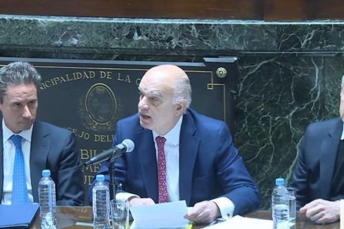 Con un discurso anti protesta y contra las personas en situación de calle, Grindetti realizó su primer informe de gestión