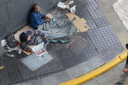 Milei se sacó de encima a los indigentes: «No le importa si existen o no, si se mueren o no»