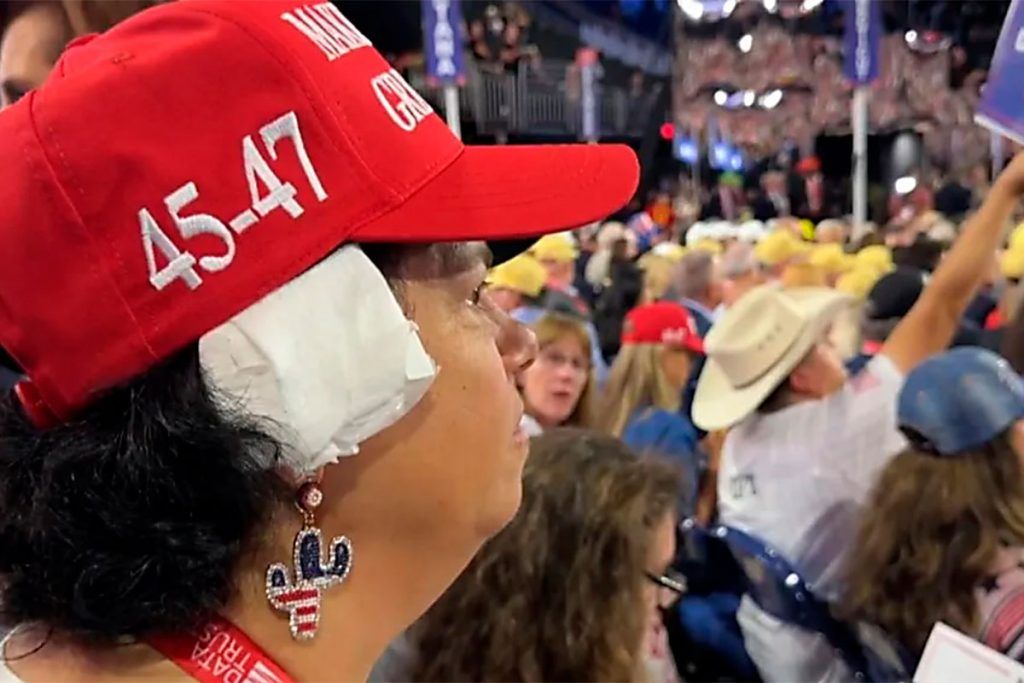 Trump y sus fantasmas: ¿quién lo quiere muerto? ¿Biden sigue en carrera? 1 Militantes trumpistas en un acto de campaña