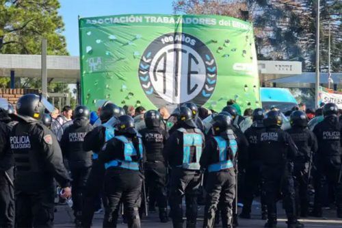 Ola masiva de despidos y protestas en diferentes organismos públicos