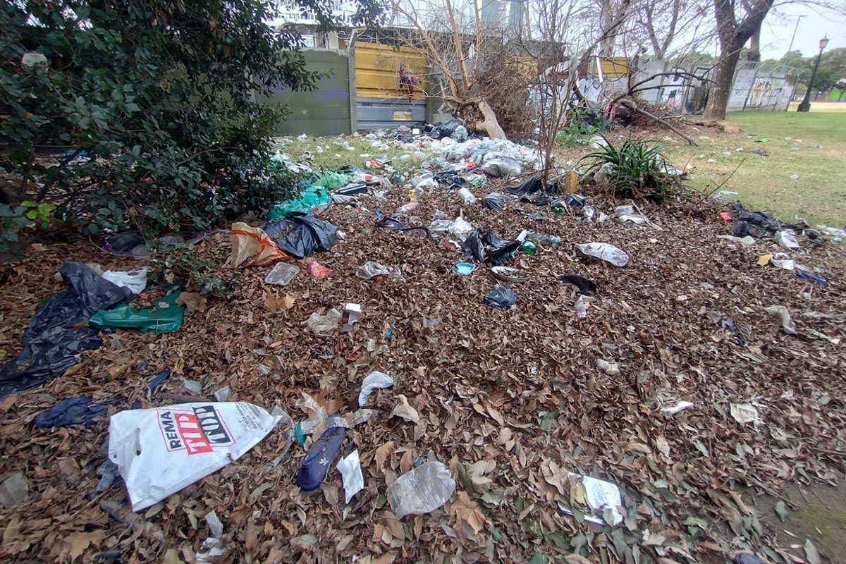 La Ciudad recibió un “premio trucho” por “su compromiso con los parques y plazas” y desató fuertes críticas