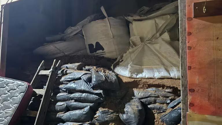 Un repartidor descubrió un túnel de casi 3 metros, hecho para robar un banco 3 túnel