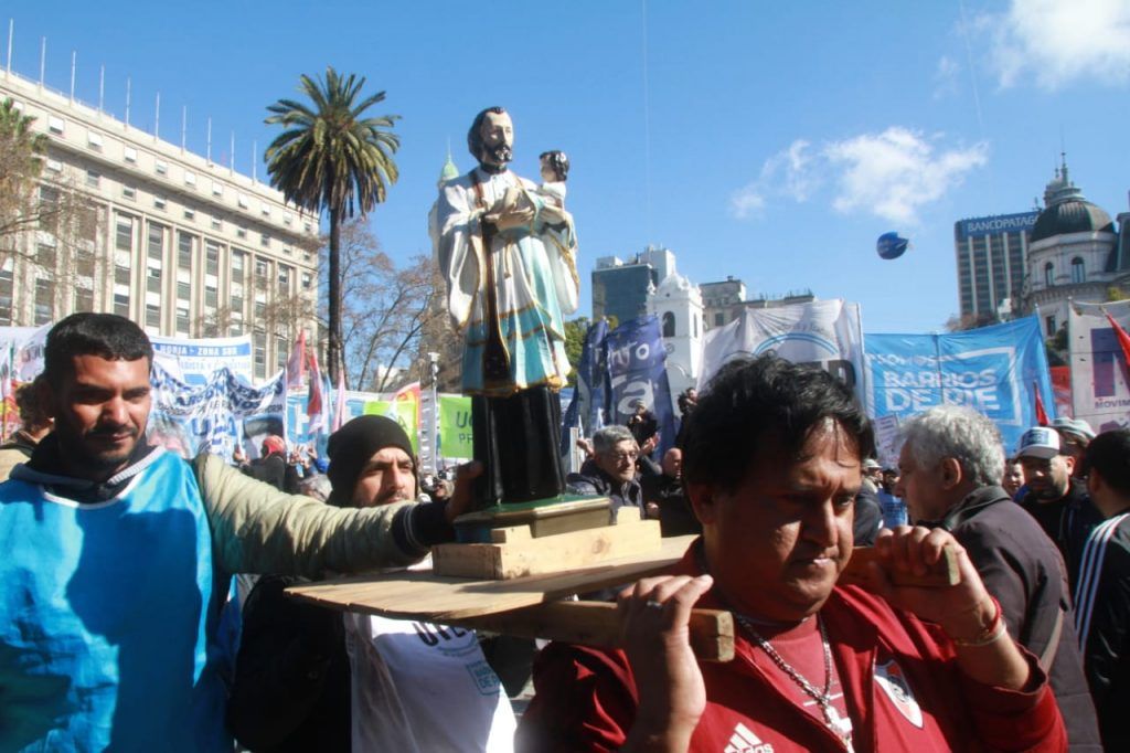 Postales de San Cayetano a la Plaza de Mayo