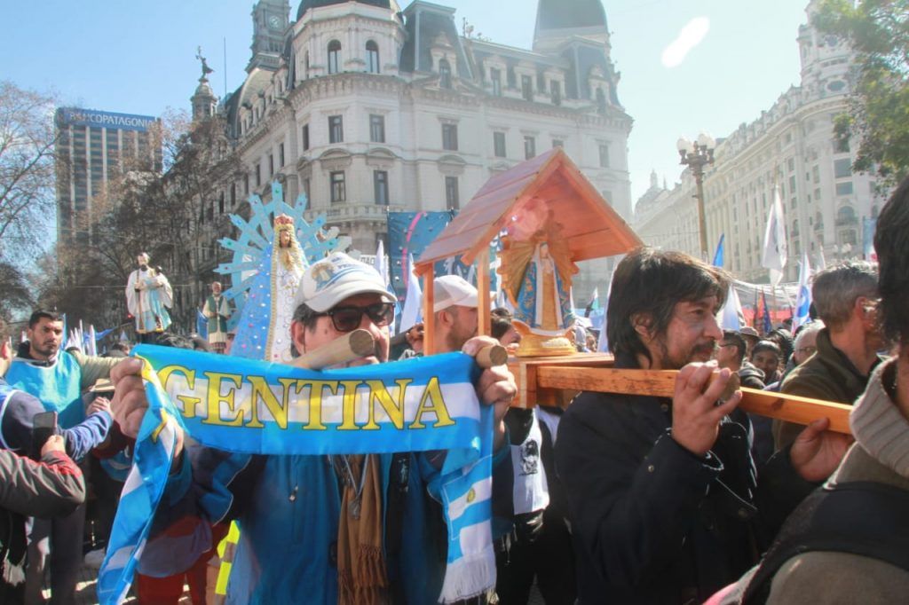 Postales de San Cayetano a la Plaza de Mayo