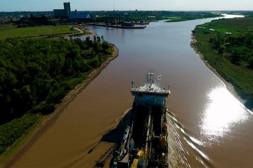 Hidrovía: historia del negocio millonario que abrió internas en el gobierno, movilizó el lobby empresarial y se define esta semana