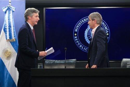 Otro giro discursivo del gobierno: vuelve a hablar de flotación y competencia de monedas