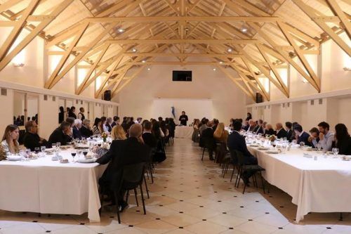 Milei volvió a invitar a los diputados y senadores «héroes» a un asado en Olivos