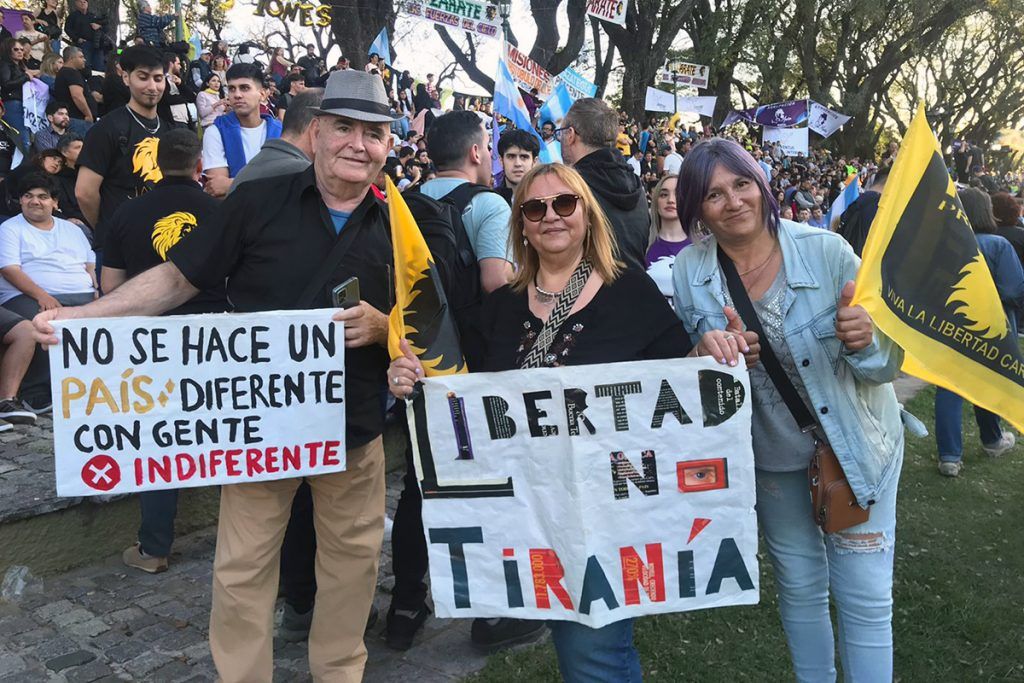 Sobre héroes y tumbas: postales de la noche mileísta en Parque Lezama 6 Sobre héroes y tumbas: postales de la noche mileísta en Parque Lezama