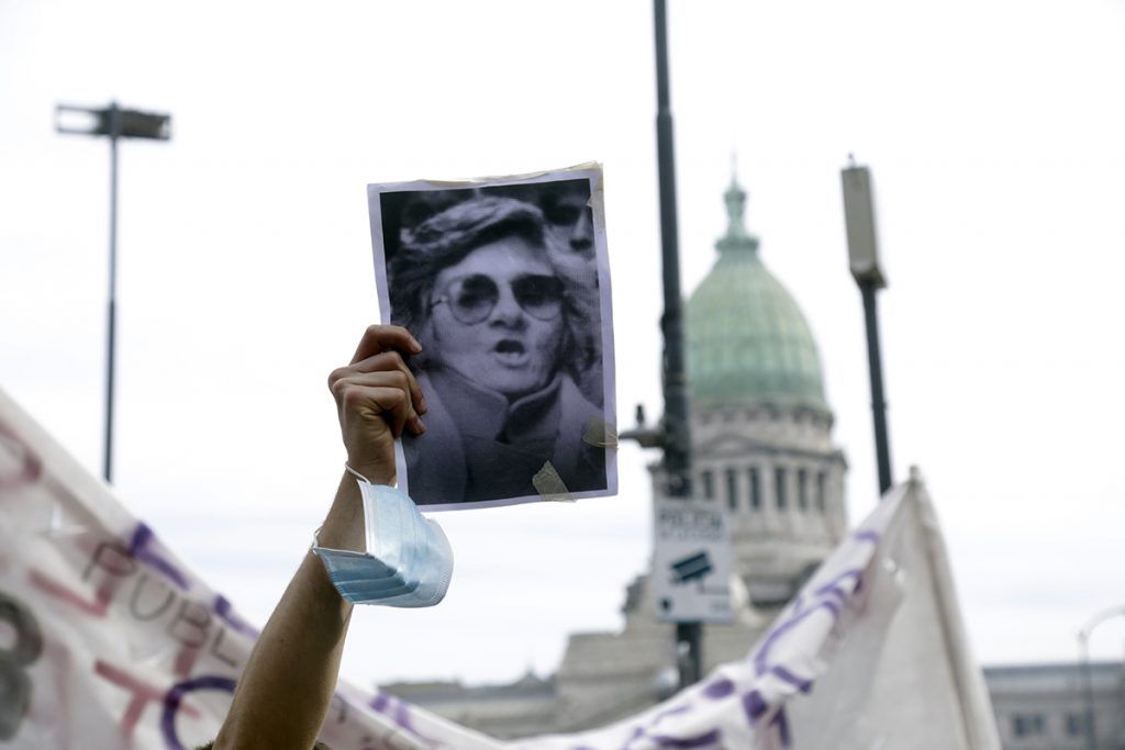 Imágenes de una postal de época: jubilados pidiendo dignidad y recibiendo palos