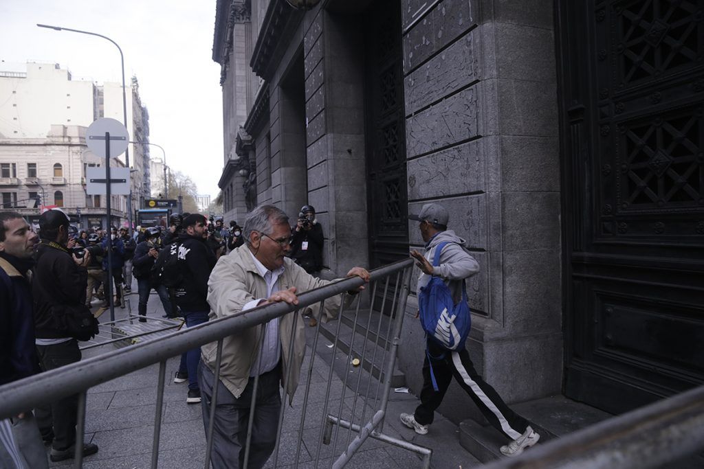 Imágenes de una postal de época: jubilados pidiendo dignidad y recibiendo palos