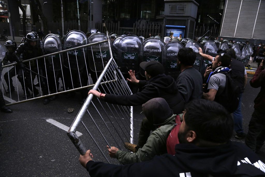 Imágenes de una postal de época: jubilados pidiendo dignidad y recibiendo palos