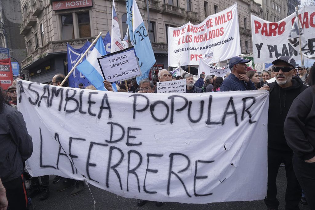 Imágenes de una postal de época: jubilados pidiendo dignidad y recibiendo palos