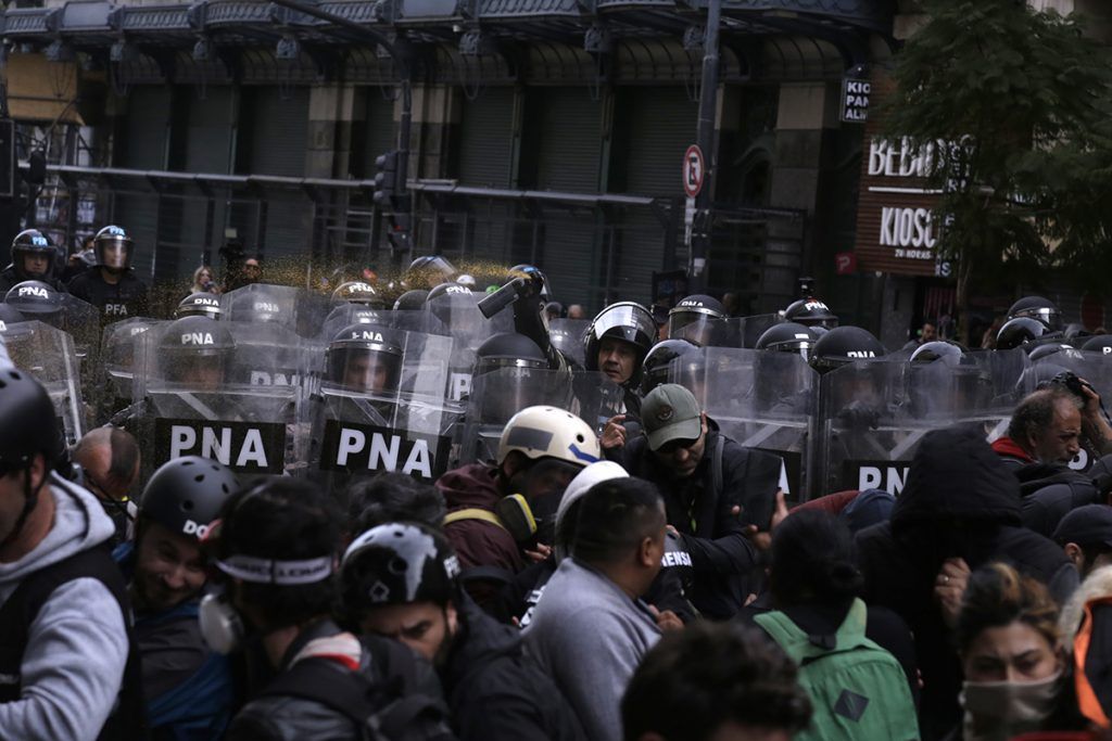 Imágenes de una postal de época: jubilados pidiendo dignidad y recibiendo palos