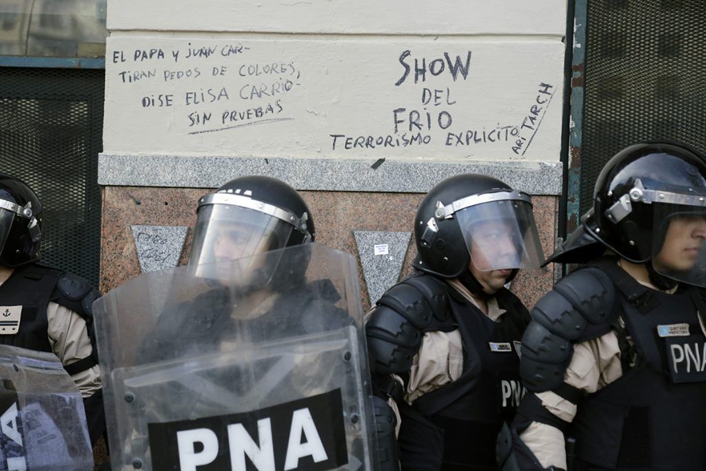 Imágenes de una postal de época: jubilados pidiendo dignidad y recibiendo palos